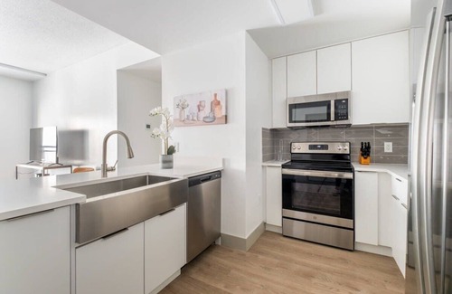 Charlotte Center City Apartment | 3BR Modern Downtown Apartment with Gym & Office