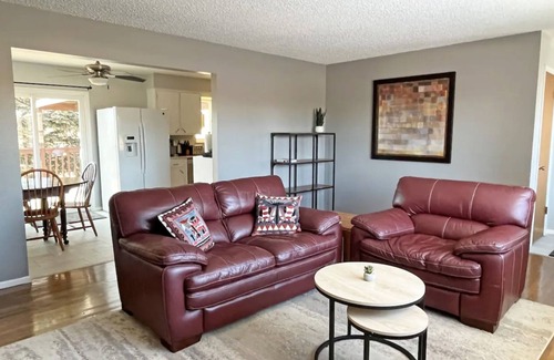 Monument House | 3BR Mountain Views! Family/Pet Friendly + Pool Table - 15 min to AFA