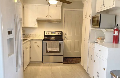 Monument House | 3BR Mountain Views! Family/Pet Friendly + Pool Table - 15 min to AFA