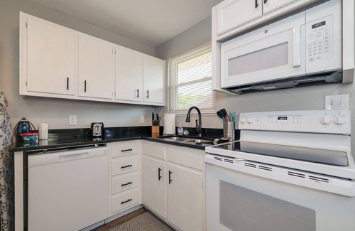 Newport News House | 3BR Newport News Home, Perfect for Shipyard Access