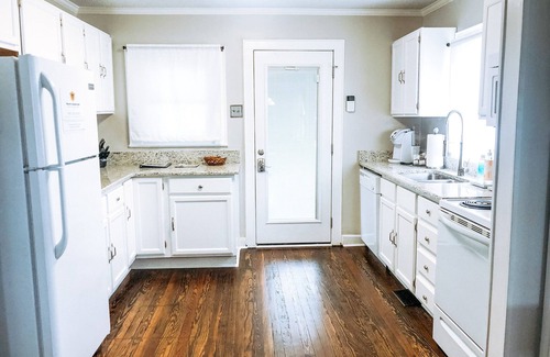 Belmont House | 3BR on Main Street ★ Downtown Belmont ★ 5 Min Walk