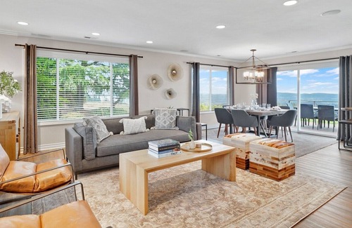 Dundee House | 3BR Oregon Wine Country Home - Vineyard and Mountain Views