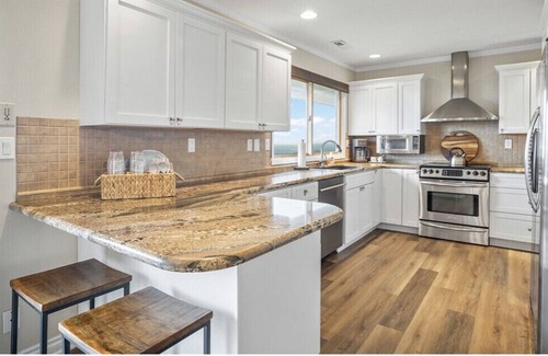 Dundee House | 3BR Oregon Wine Country Home - Vineyard and Mountain Views