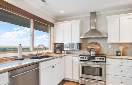 Dundee House | 3BR Oregon Wine Country Home - Vineyard and Mountain Views