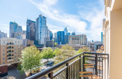 Charlotte Center City Apartment | 3BR Premium Downtown Apartment with Office & Gym