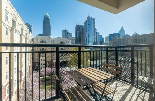 Charlotte Center City Apartment | 3BR Premium Downtown Apartment with Office & Gym