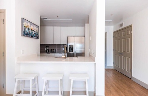 Charlotte Center City Apartment | 3BR Premium Downtown Apartment with Office & Gym
