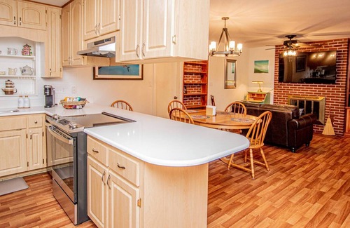 Dade City House | 3BR Retreat w/ Screened Porch, Near Saint Leo Uni, Pet-Friendly, Lake Jovita Golf Club Access