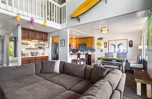 Kaiulani House | 3BR - sleeps 7! Golf course and ocean views. Steps from Westin. Walk to beach!