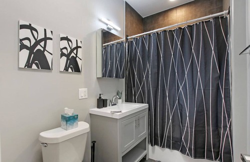 East Albany Park Apartment | 3BR Spacious Apartment w/In-Unit Laundry