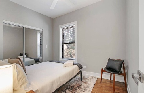 East Albany Park Apartment | 3BR Spacious Apartment w/In-Unit Laundry