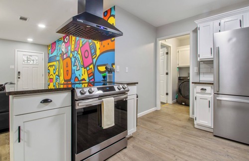 Russellville House | 3BR Stylish Home In The Heart Of Russellville Great For Long Stays