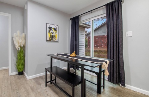 Russellville House | 3BR Stylish Home In The Heart Of Russellville Great For Long Stays