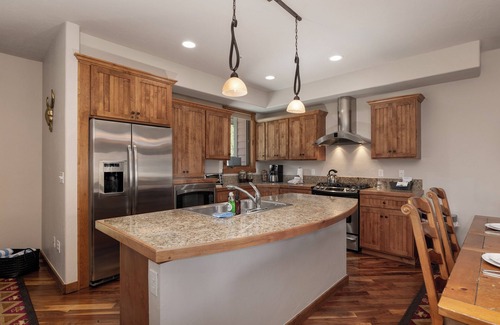 Bear Crossing House | 3BR townhouse w/hot tub & mountain views
