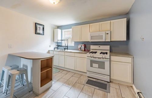 Forest Hill Apartment | 3BR Unit | Near Subway & Top Attractions