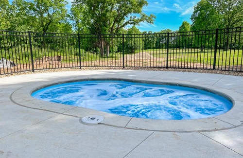Branson House | 3BR Walk-In with Loft - Pool and Hot Tub - FREE TICKETS INCLUDED - PARA