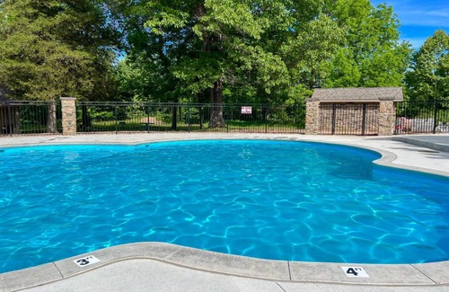 Branson House | 3BR Walk-In with Loft - Pool and Hot Tub - FREE TICKETS INCLUDED - PARA