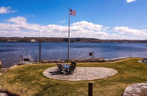 Salem House | 3BR Waterfront Adirondack styled Guest suite