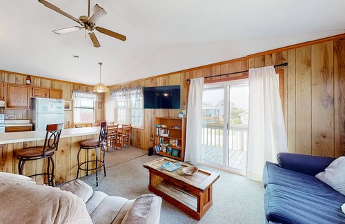 Kill Devil Hills House | 3BR with balcony, beach nearby, central AC, & W/D