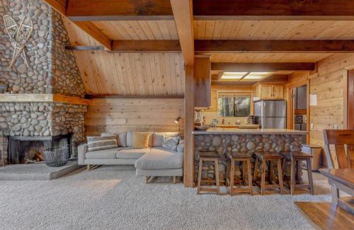Talmont House | 3BR with Sauna & Lake Views, 2 miles to Beach