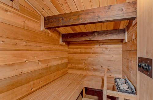 Talmont House | 3BR with Sauna & Lake Views, 2 miles to Beach