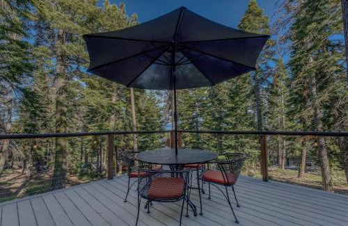 Talmont House | 3BR with Sauna & Lake Views, 2 miles to Beach