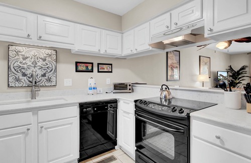 Isle of Palms Condo | 3C Mariners Walk by AvantStay | Beach & Pool Access, Enclosed Porch