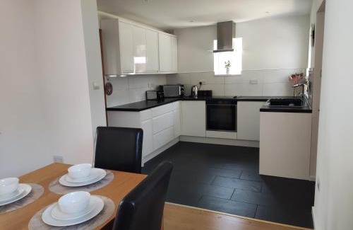 Bournemouth Apartment | 3double bed house 3-8 guests, contractors, free parking close to Hospital, JP Morgan, nature reserves, golf courses, beach