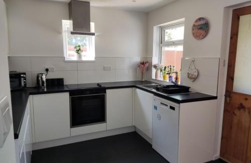 Bournemouth Apartment | 3double bed house 3-8 guests, contractors, free parking close to Hospital, JP Morgan, nature reserves, golf courses, beach