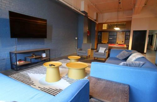 North Oakland Apartment | 3E *New* Huge! Spacious 3 Bedroom in Oakland that sleeps 12!
