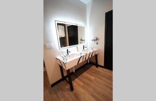 North Oakland Apartment | 3E *New* Huge! Spacious 3 Bedroom in Oakland that sleeps 12!