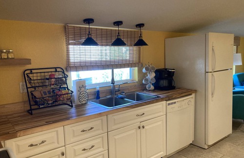 Ozona Apartment | 3Gulls Inn Ozona3-Boutique Hotel-SwimSpa-King Suite-Full Kitchen-Pets Stay Free
