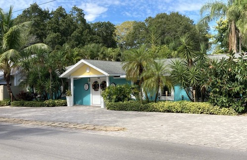 Ozona Apartment | 3Gulls Inn Ozona3-Boutique Hotel-SwimSpa-King Suite-Full Kitchen-Pets Stay Free