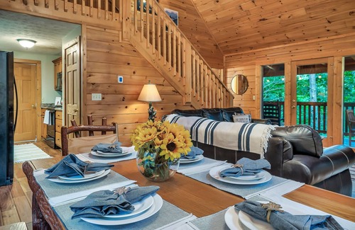 Black Bear Falls Cabin | 3KingSuites 3Mi to Gatlinburg ✔️HotTub✔️PoolTable✔️Arcade✔️