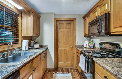 Black Bear Falls Cabin | 3KingSuites 3Mi to Gatlinburg ✔️HotTub✔️PoolTable✔️Arcade✔️