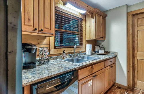 Black Bear Falls Cabin | 3KingSuites 3Mi to Gatlinburg ✔️HotTub✔️PoolTable✔️Arcade✔️