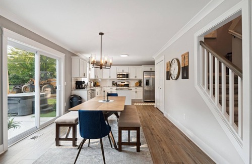 Plymouth House | 3mins DT/Hot tub + Fire Pit + BBQ/ Game Room/ 500Mbp/4 Bedroom/ Office