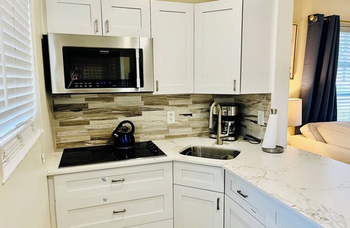 Delray Beach Condo | 3minute walk to the beach🌊& Atlantic Ave-Delray Beach Haven☀️ 1 bed w/pool🏊‍♀️