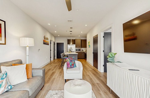 West End Condo | 3rd-floor midtown condo next to Centennial Park with outdoor pool, gym, balcony