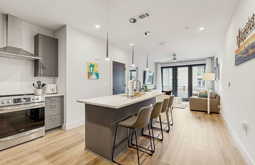 West End Condo | 3rd-floor midtown condo next to Centennial Park with outdoor pool, gym, balcony