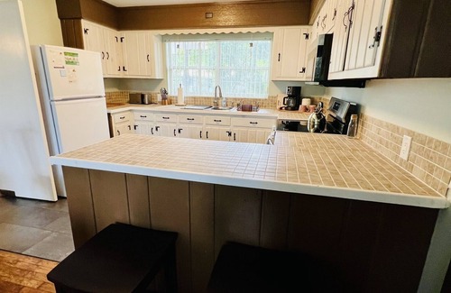 New Warrington House | 3rd Street Bungalow-Backyard Oasis-NAS-Beaches-Dining-Shopping