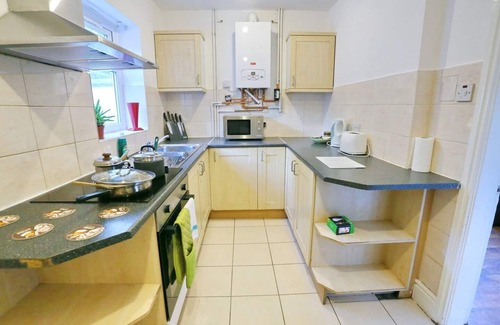 Salford House | 3X Parking Opposite Park Walk To Salford Uni | Pass the Keys