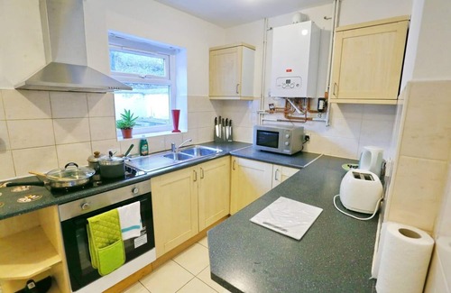 Salford House | 3X Parking Opposite Park Walk To Salford Uni | Pass the Keys