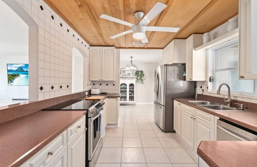 Fort Pierce House | 4/3 Walk to Beach, Inlet~Pool~2 Primary Bedrooms~Treefort