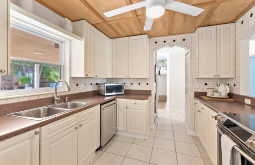Fort Pierce House | 4/3 Walk to Beach, Inlet~Pool~2 Primary Bedrooms~Treefort