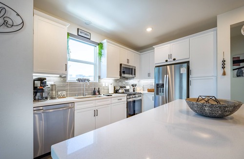 Guasti House | 4/5 Bed 4 Bath - Perfect location!