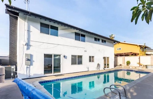 East Whittier House | 4/5 BR near Disney w/ pool, jacuzzi, dry sauna, ice bath, and fully equipped gym