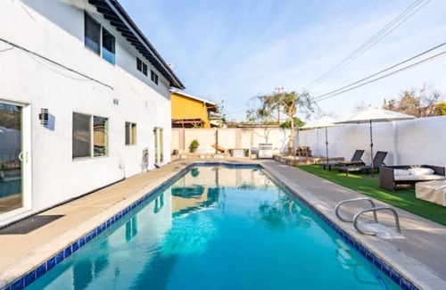 East Whittier House | 4/5 BR near Disney w/ pool, jacuzzi, dry sauna, ice bath, and fully equipped gym