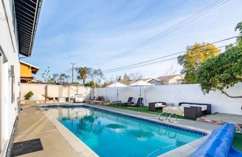 East Whittier House | 4/5 BR near Disney w/ pool, jacuzzi, dry sauna, ice bath, and fully equipped gym