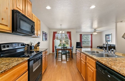 Meridian House | 4 Adjacent Homes | Great for Families | Sleeps 32!